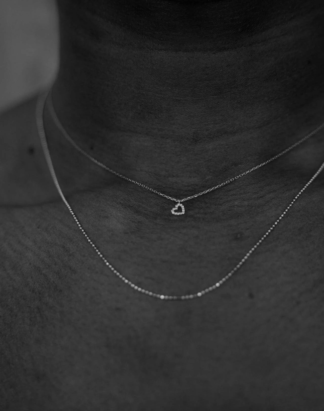 diamond heart necklace von boops jewellery am Hals angezogen